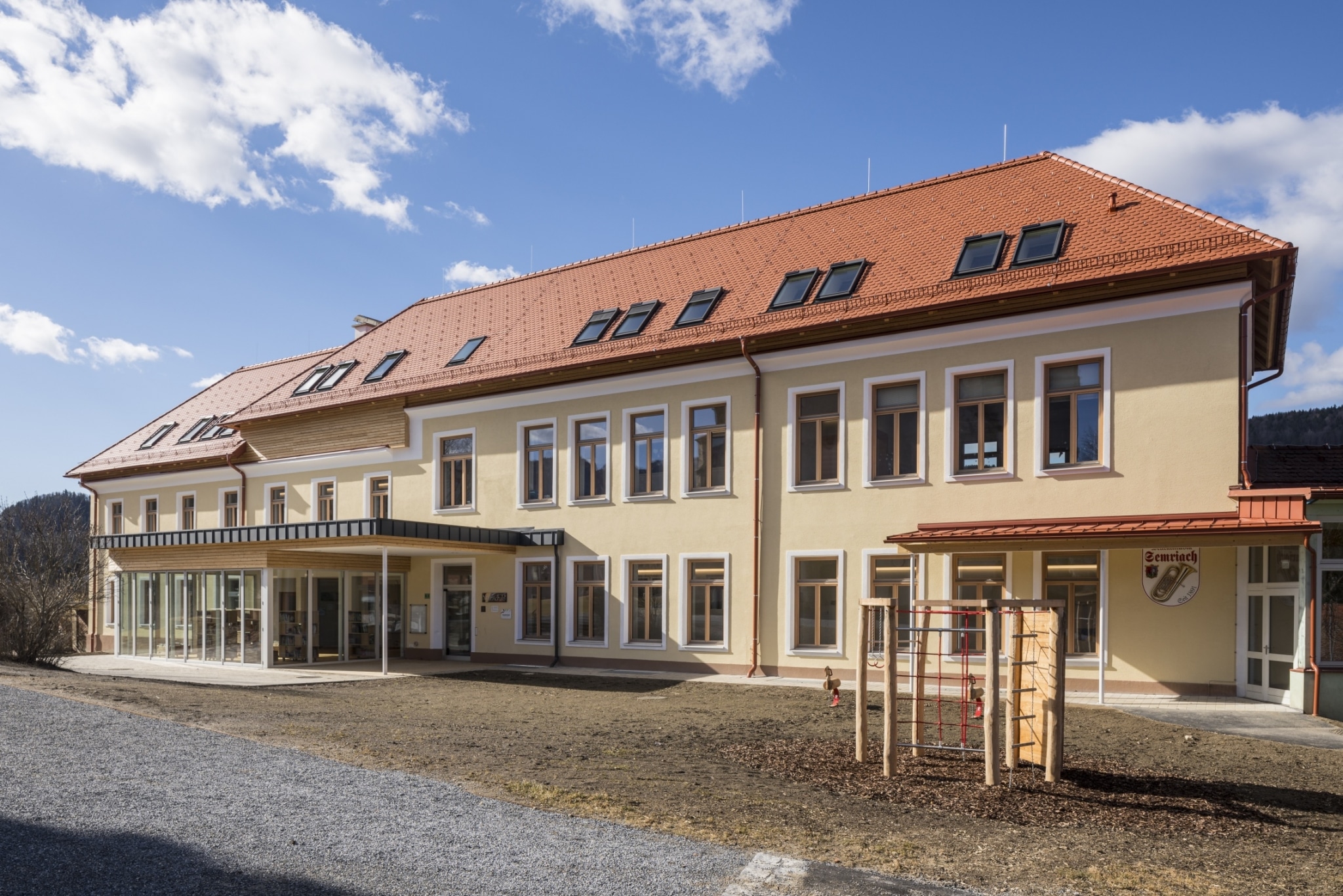 02-nach-sanierung-scaled-1 Neues Schulgebäude mit Spielplatz im Vordergrund